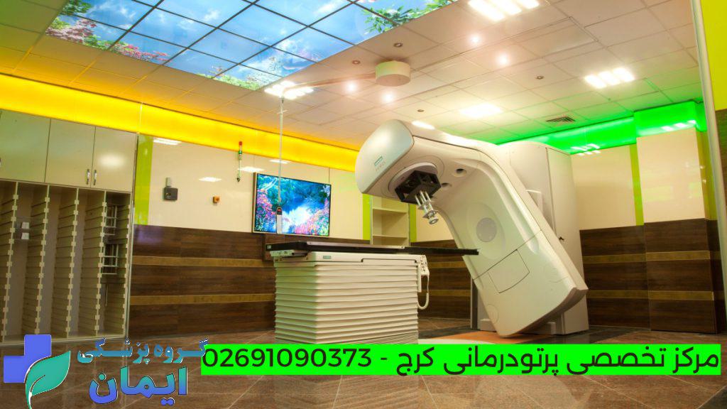 دستگاه رادیوتراپی تصویری از یک دستگاه پیشرفته رادیوتراپی یا پرتو درمانی در محیطی آرام و امن