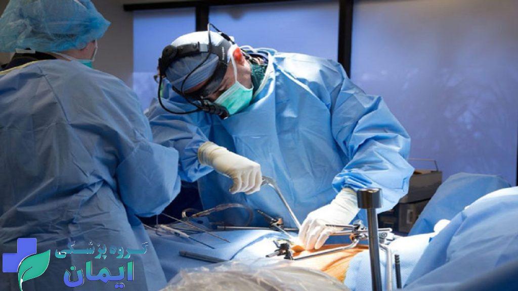 اسپاینال سرجری بهترین جراح ستون فقرات در حال جراحی دیسک کمر